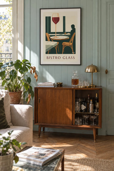 Poster glas rode wijn op een tafel van een Parijse bistro: ingelijst aan de muur