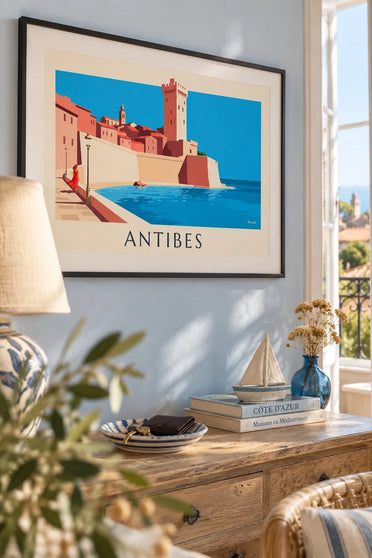 Poster Stadtmauern von Antibes, Château Grimaldi und Frauensilhouette: gerahmt an der Wand