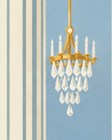 Un lustre doré à pampilles blanches devant un mur bleu aux moulures claires