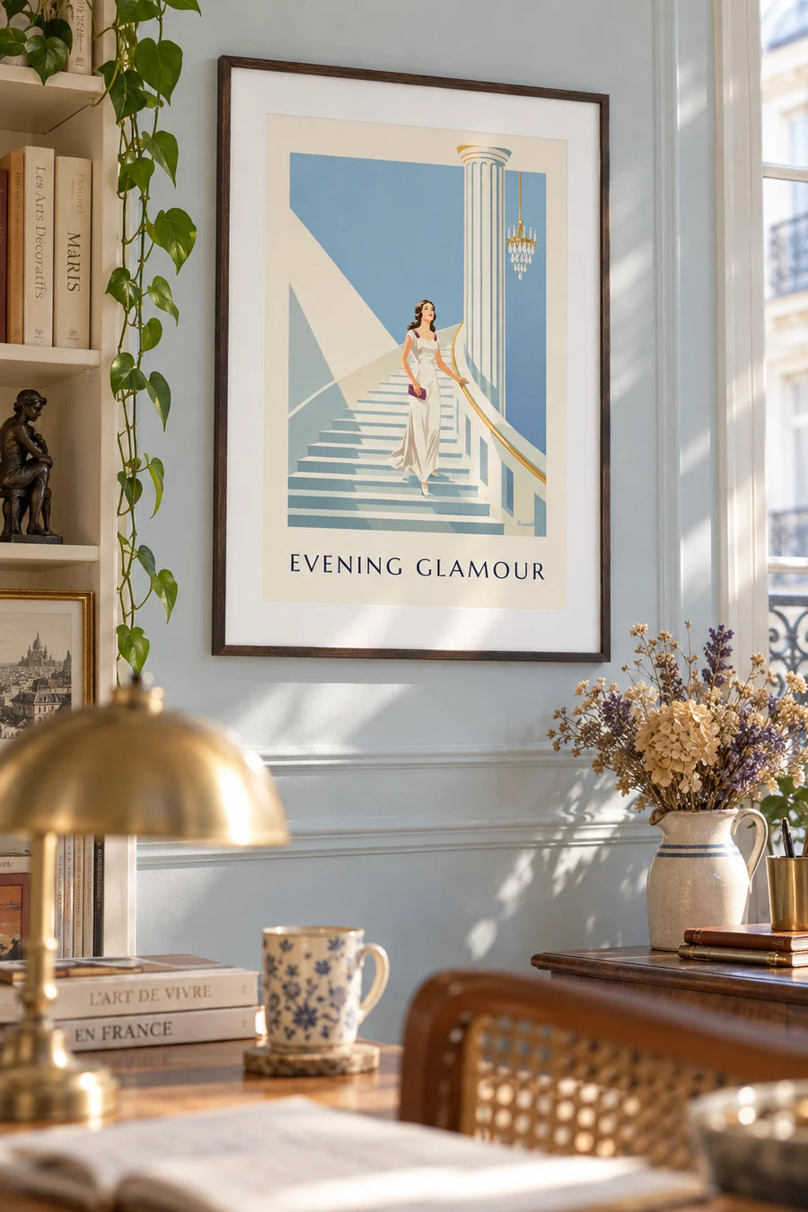 Affiche femme en robe de soirée sur un grand escalier : encadrée au mur