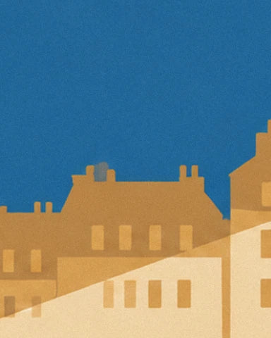 Toits et façades ocre aux petites cheminées, sous un ciel bleu profond