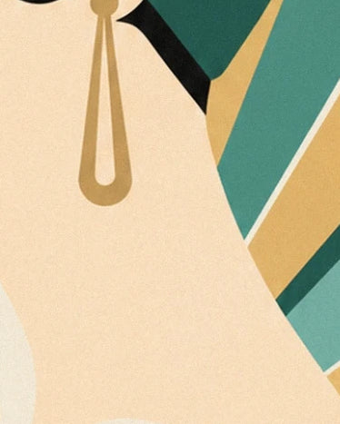 La longue boucle d'oreille dorée sur le cou crème, devant des bandes vertes et ocre