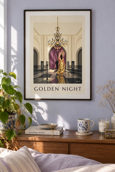 Poster vrouw in gouden pailletjesjurk onder een kroonluchter op een bal: ingelijst aan de muur