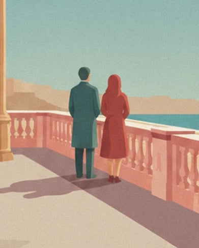 Un couple de dos en manteaux bleu et rouge devant la balustrade rose et la mer