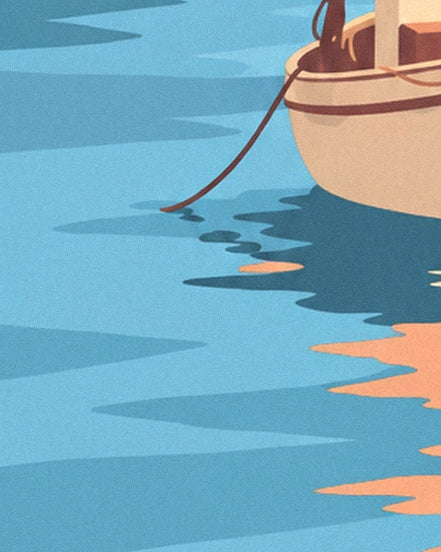 La coque crème du voilier, son cordage brun et ses reflets orangés sur l'eau bleue