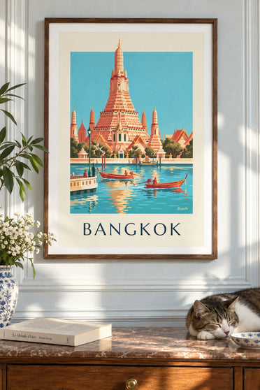 Poster Boote vor dem Tempel der Morgenröte in Bangkok: gerahmt an der Wand