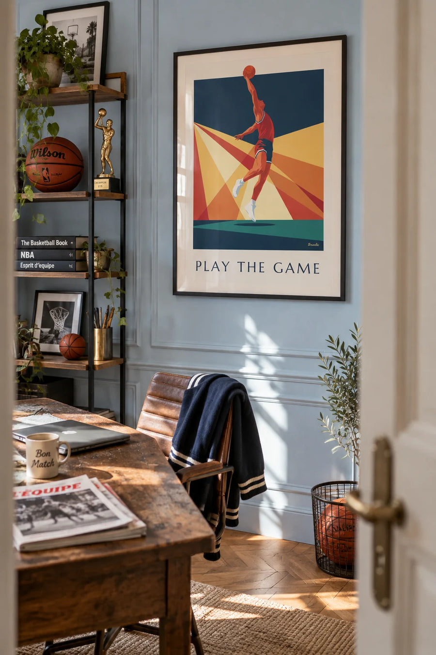 Affiche joueur de basketball en plein dunk sur fond de rayons : encadrée au mur