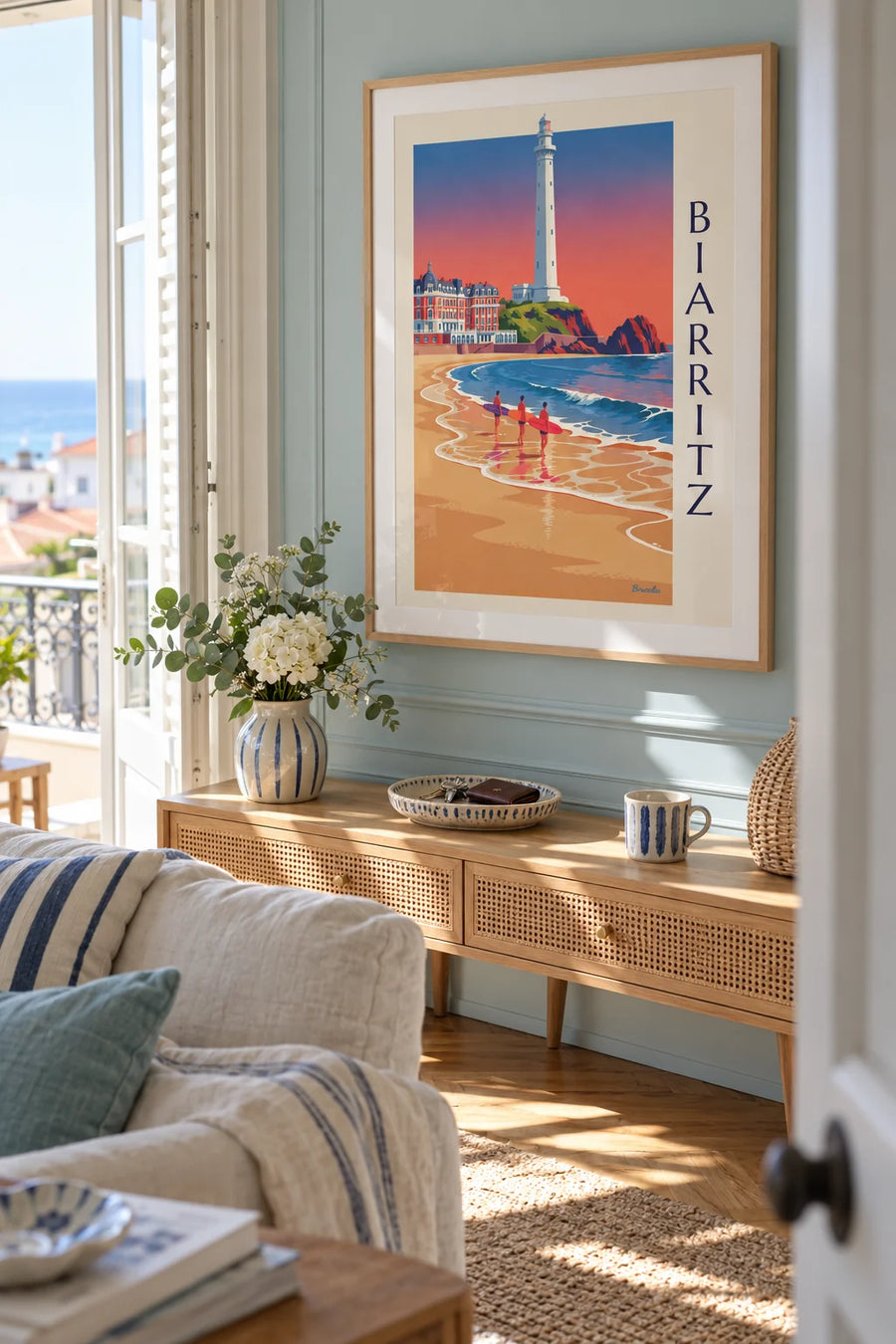 Affiche surfeurs et longboards devant l'Hôtel du Palais à Biarritz : encadrée au mur