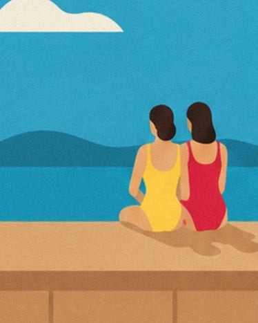 Les 2 femmes de dos en maillots jaune et rouge, assises face au lagon