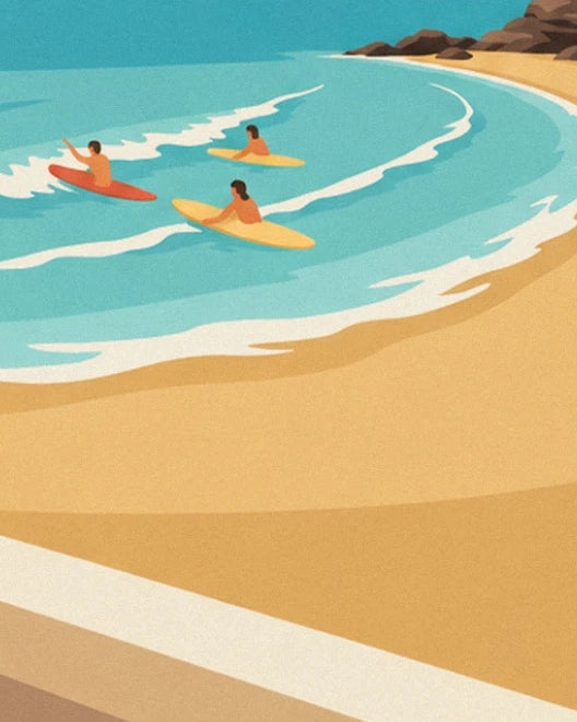 De 3 surfers op hun rode en gele boards, in de baai omzoomd door rotsen