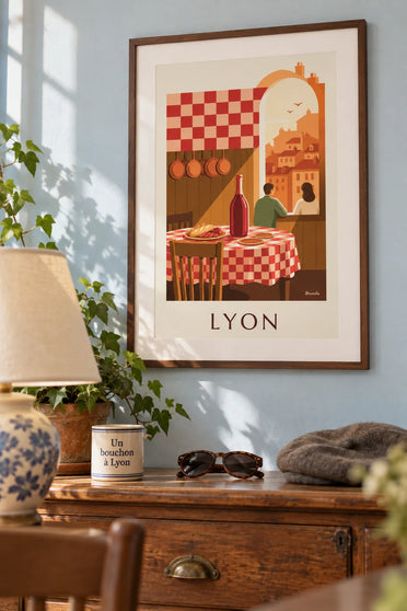 Affiche bouchon lyonnais, nappe à carreaux et pot de vin : encadrée au mur