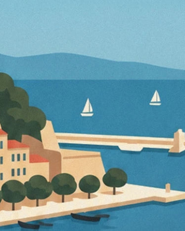 Les voiliers au large du Vieux-Port, derrière les quais bordés d’arbres