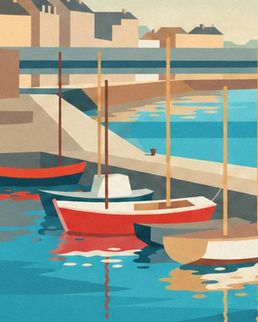 Des bateaux rouges et crème amarrés au port, les maisons au fond