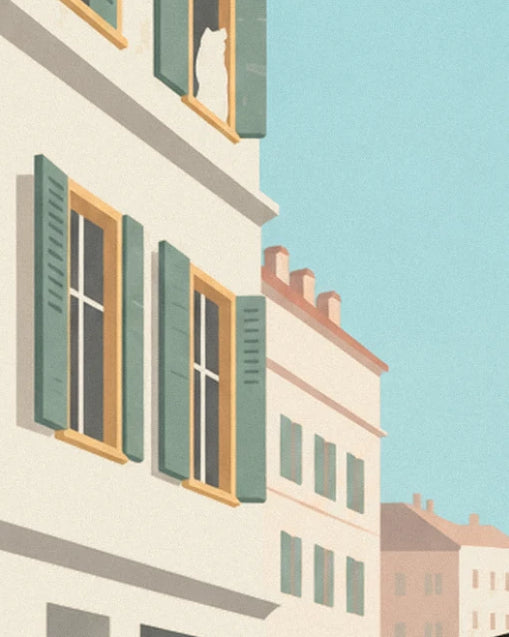 La façade crème aux volets vert sauge, avec un chat blanc à la fenêtre du dernier étage