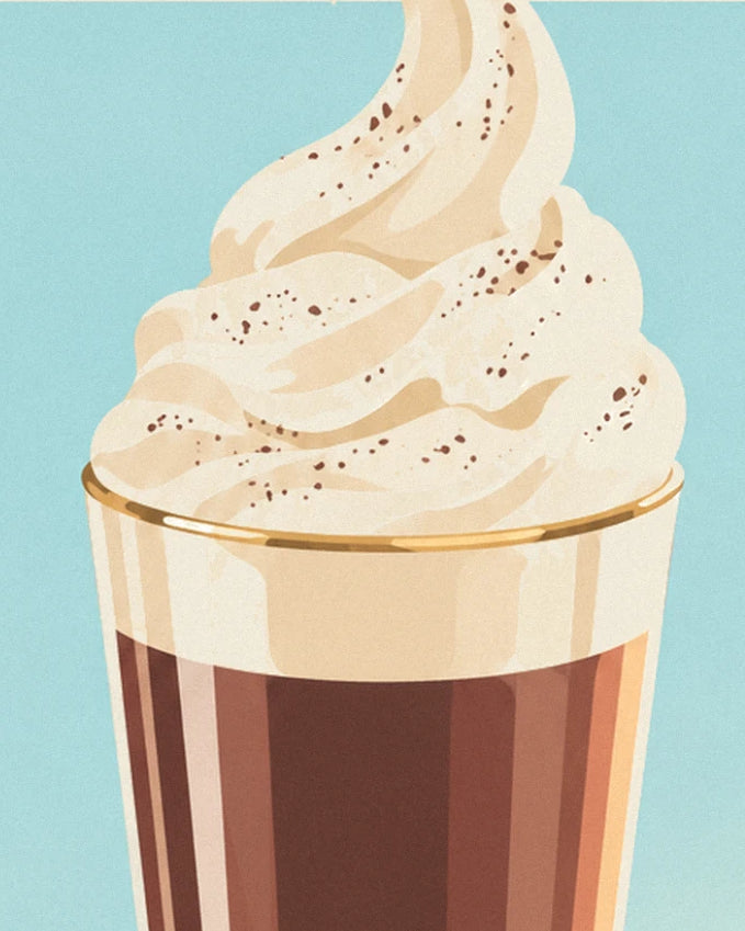 Le café viennois sous sa chantilly saupoudrée de cacao, dans un verre au liseré doré