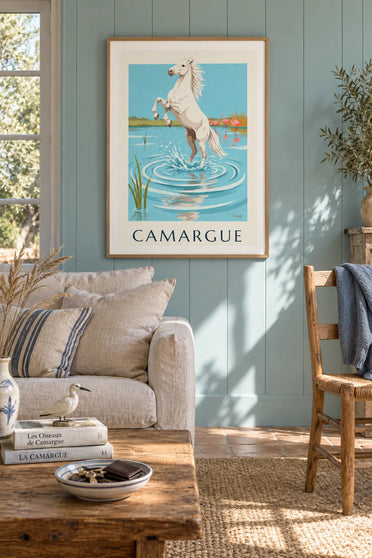 Poster wit paard galopperend door het water in de Camargue: ingelijst aan de muur