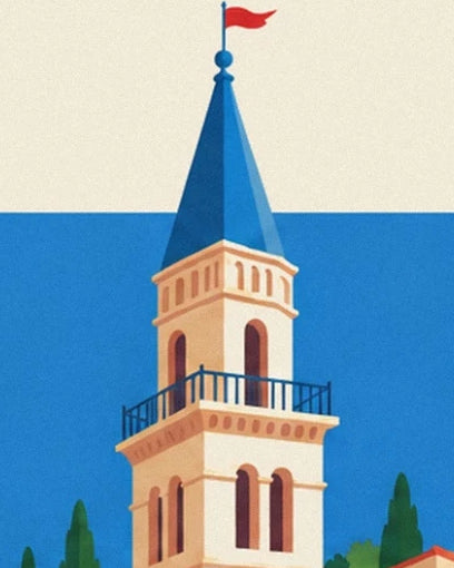 Der Glockenturm mit blauer Spitze, roter Fahne und Balkon mit dunklem Geländer