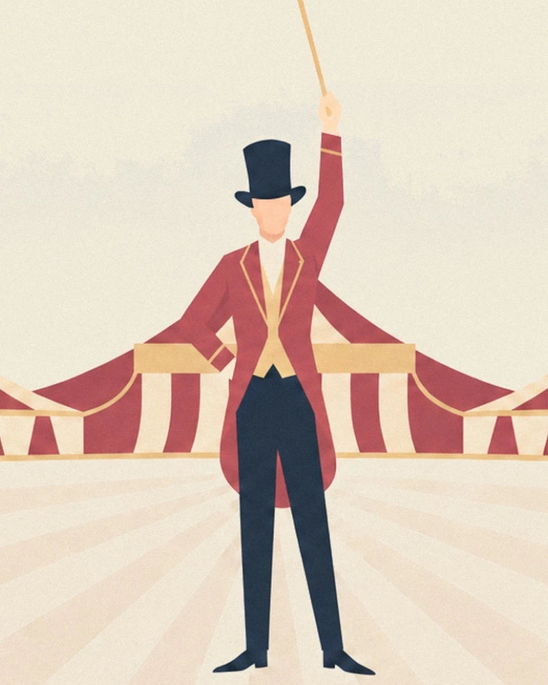 Monsieur Loyal en habit rouge et haut-de-forme noir, le bras levé sur la piste