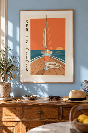 Poster spritz op het dek van een zeilboot bij zonsondergang: ingelijst aan de muur