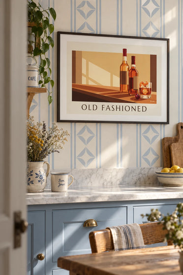 Poster Old Fashioned cocktail in een kristallen glas op een houten bar: ingelijst aan de muur