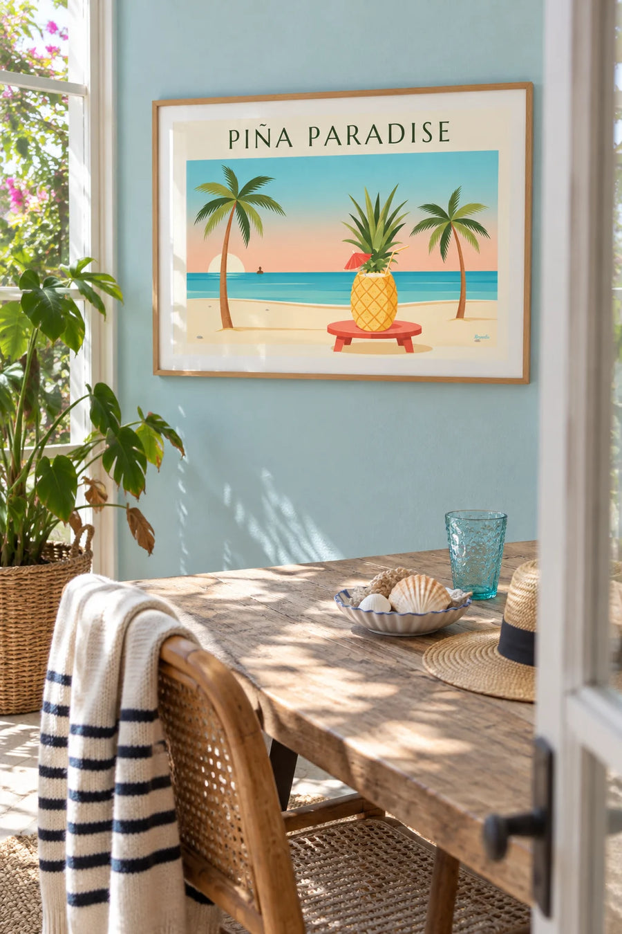 Affiche cocktail piña colada servi dans un ananas sur la plage : encadrée au mur