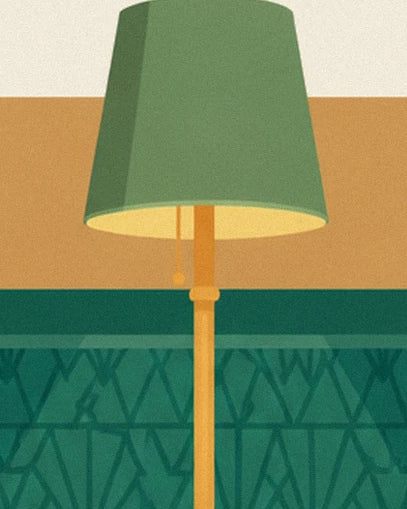 Eine Stehlampe mit goldenem Fuß und grünem Schirm vor der Wohnzimmerwand