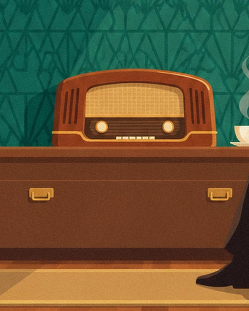Ein Holzradio mit goldenen Knöpfen auf einer Kommode