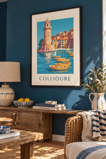 Poster van gele zeilboten in de haven van Collioure: ingelijst aan de muur