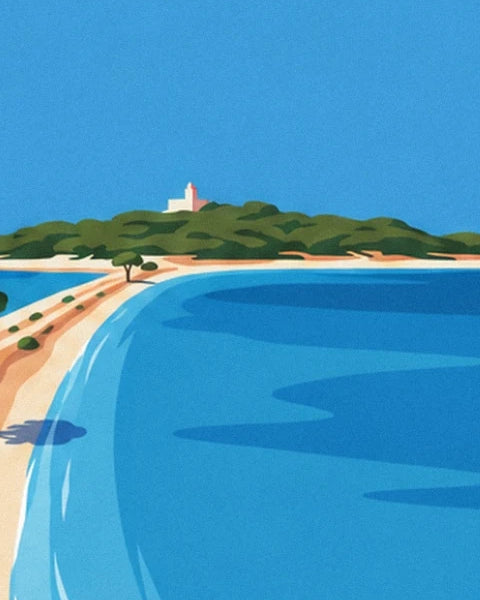 Een gebogen strand omzoomd door turquoise water, tegenover een beboste kust met een lichte toren
