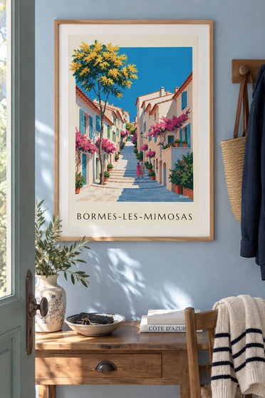 Poster bloemrijk steegje in Bormes-les-Mimosas met gele mimosa: ingelijst aan de muur