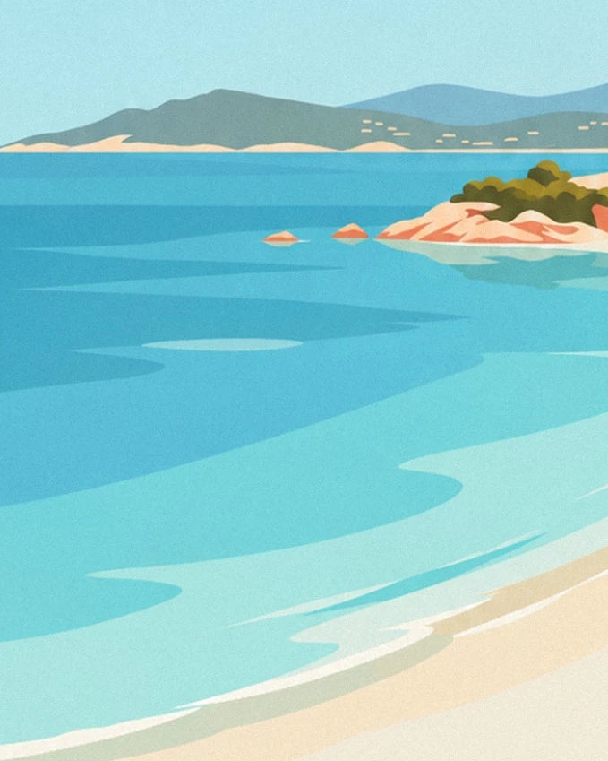 La mer turquoise aux 2 teintes de bleu, avec ses rochers roses et la côte au fond