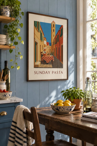Poster van spaghetti met basilicum, geserveerd in een Italiaans steegje: ingelijst aan de muur