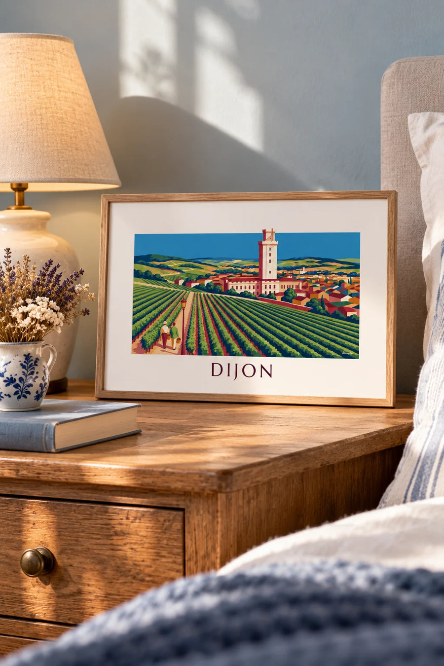 Poster wijngaarden en hertogelijk paleis van Dijon in Bourgondië: klein formaat A4 ingelijst