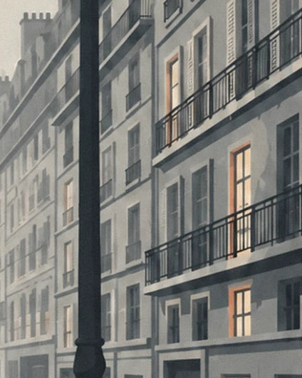 Façades d'immeubles gris aux balcons en fer forgé, fenêtres éclairées en orange et lampadaire noir
