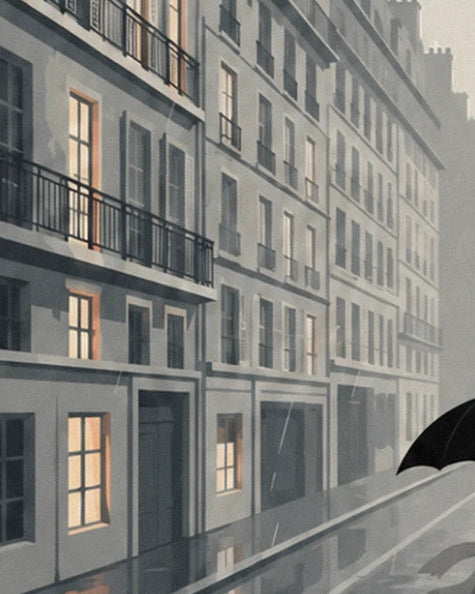 Façades d'immeubles gris aux fenêtres allumées et balcons en fer forgé, sous la pluie