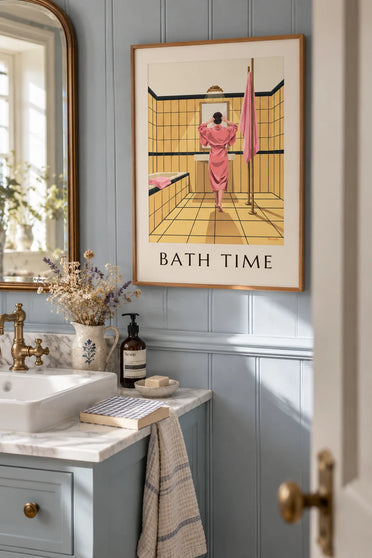 Poster Frau im rosa Bademantel in einem gelben Badezimmer: gerahmt an der Wand