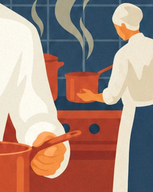 Le cuisinier en toque blanche devant les casseroles cuivrées et le carrelage bleu