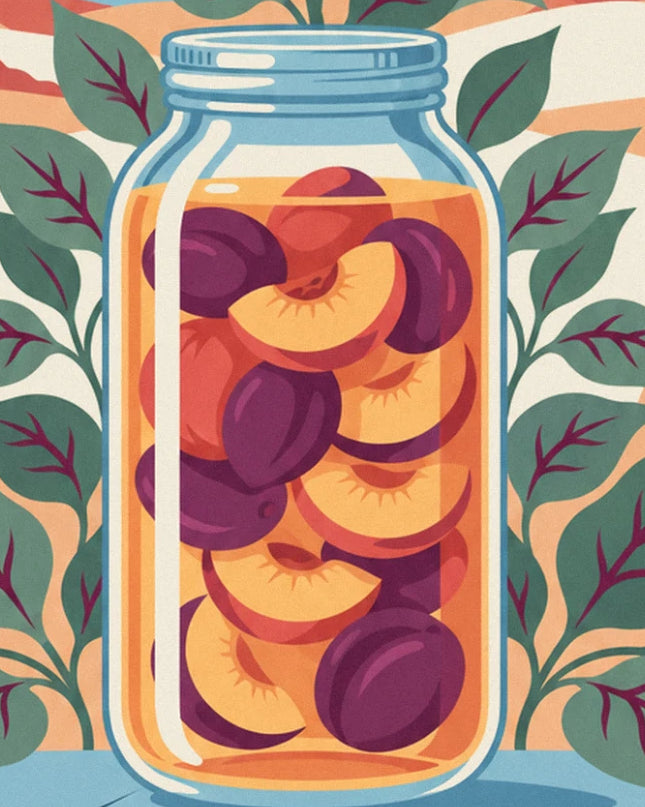 Le bocal en verre rempli de demi-pêches et de prunes violettes dans leur sirop doré