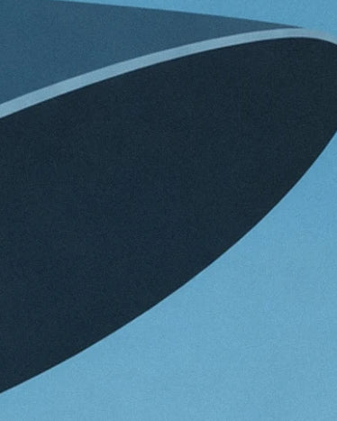 La courbe du bord bleu nuit du chapeau, soulignée d’un ruban bleu clair