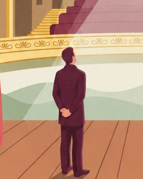 L'homme en costume bordeaux, mains dans le dos, face au balcon doré sur la scène