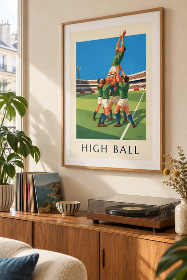Poster rugbyspeler die bij een lineout springt en de bal vangt: ingelijst aan de muur