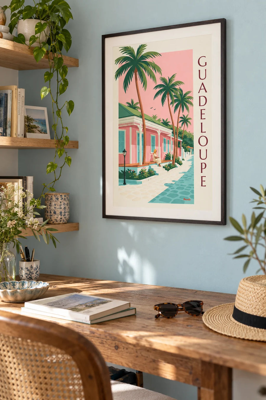 Affiche maison créole rose sous les cocotiers en Guadeloupe : encadrée au mur