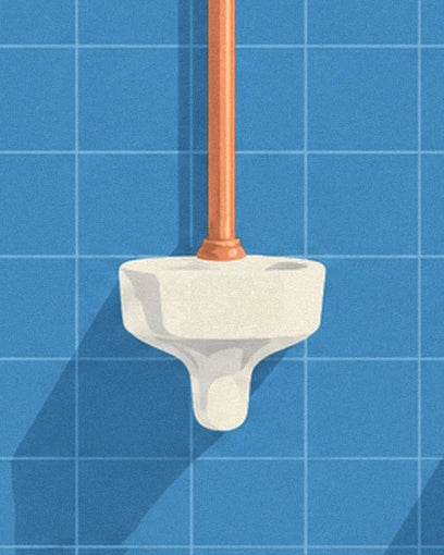 Das weiße Urinal und sein Kupferrohr vor den blauen Fliesen der Toilette