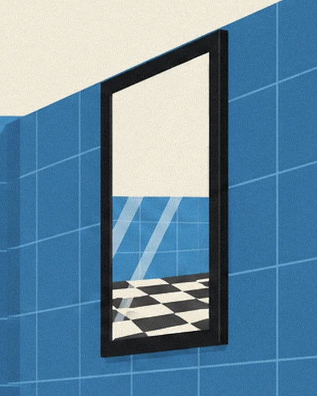 Der Spiegel mit schwarzem Rahmen, der den Schachbrettboden im WC spiegelt