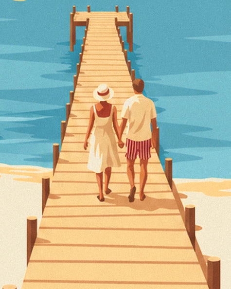 Le couple main dans la main qui avance sur le ponton en bois, au-dessus de l'eau turquoise
