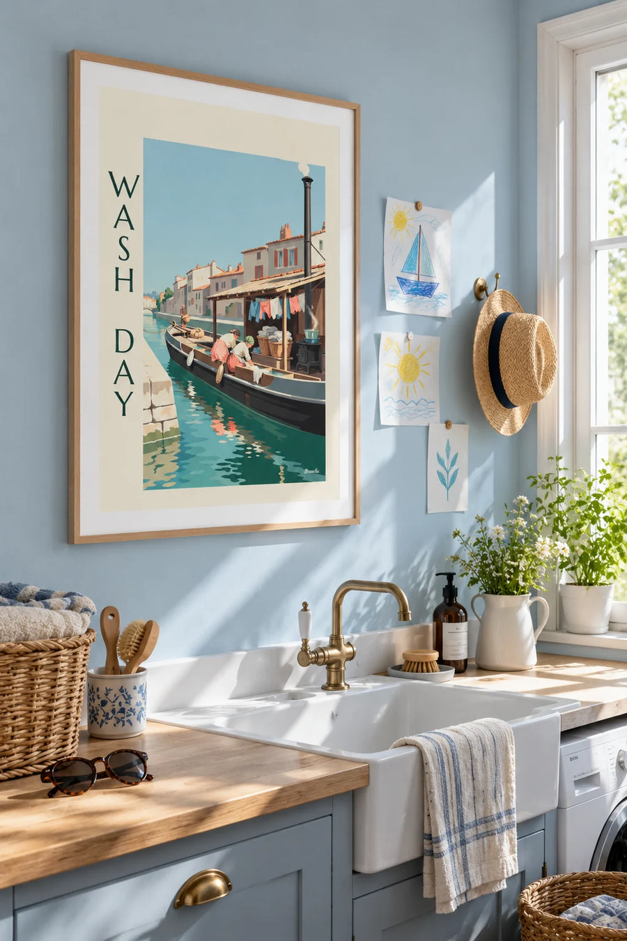 Poster wasschip aangemeerd aan de kade, overhemden onder het afdak: ingelijst aan de muur