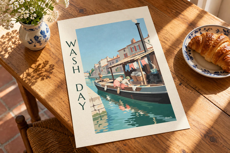 Poster wasschip aangemeerd aan de kade, overhemden onder het afdak: op een tafel