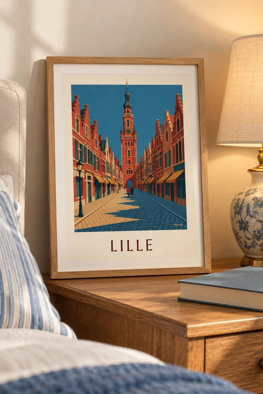 Poster Kopfsteinpflasterstraße und flämische Fassaden in der Altstadt von Lille: kleines Format A4 gerahmt