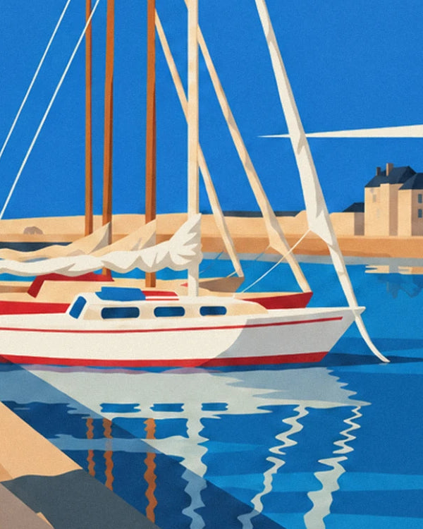 Voilier blanc à liserés rouges amarré au port, ses mâts et son reflet dans l'eau bleue