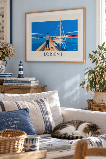 Poster Matrose im Ringelshirt und Segelboote im Hafen von Lorient: gerahmt an der Wand
